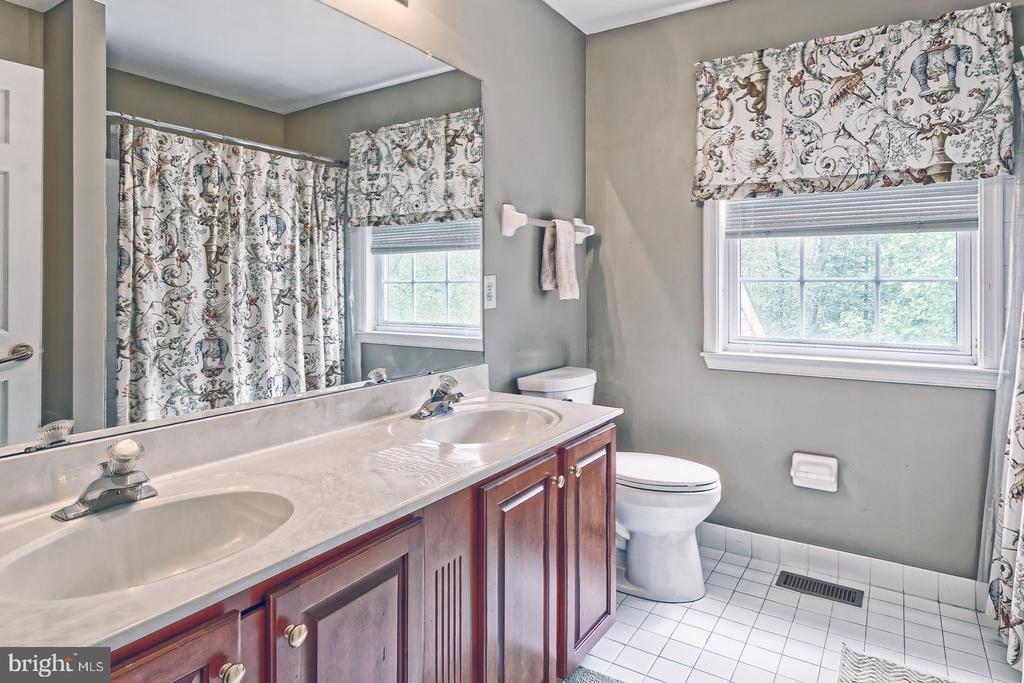 4 WOOD LAKE COURT