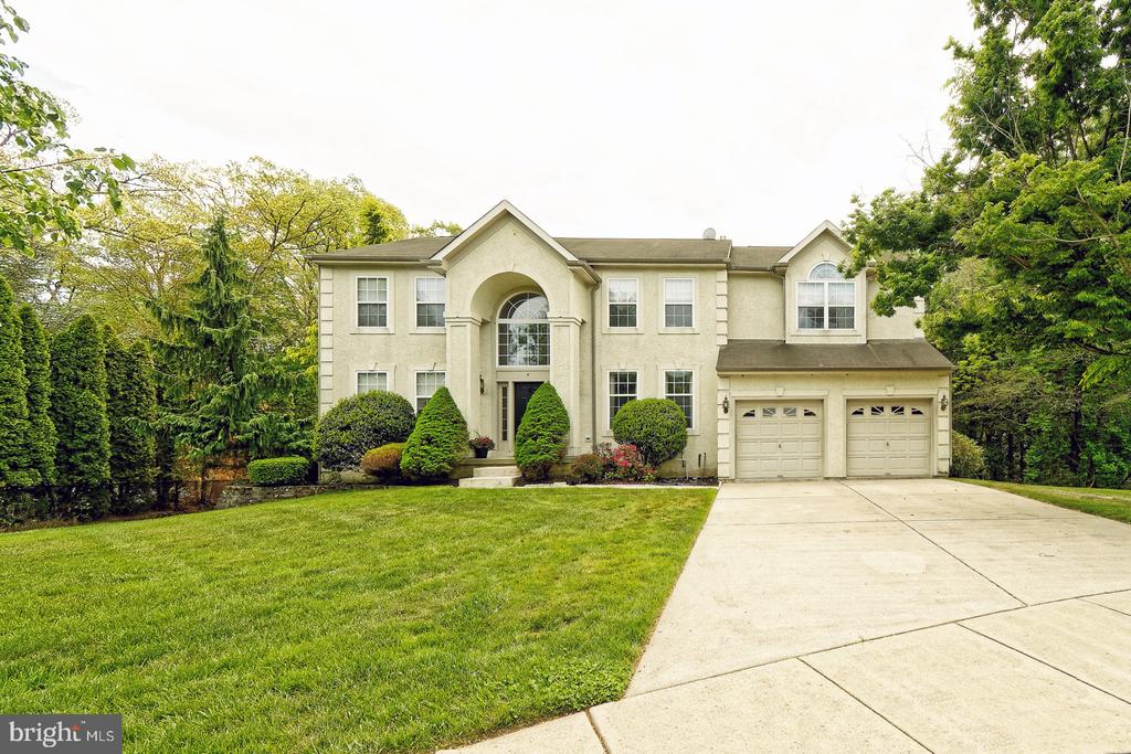 4 WOOD LAKE COURT