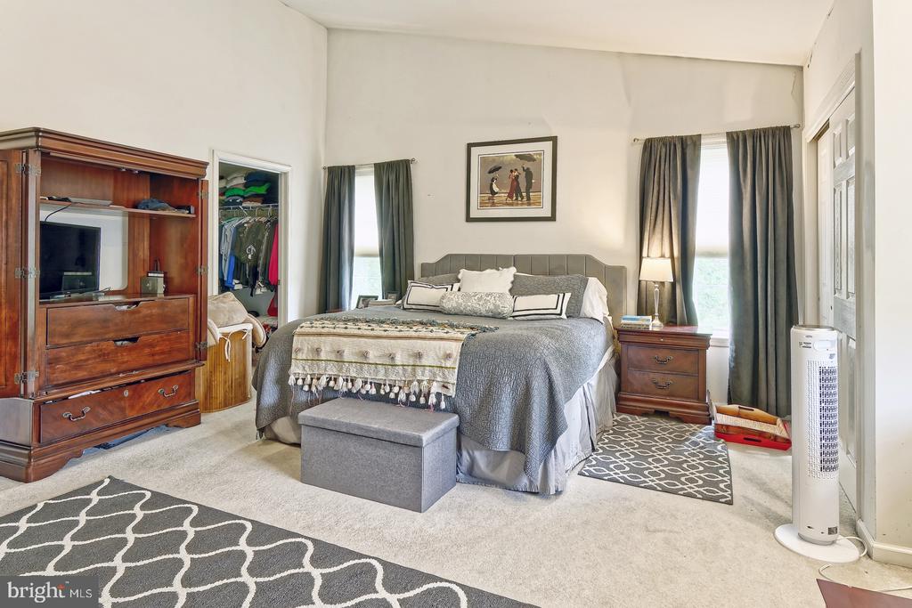 4 WOOD LAKE COURT