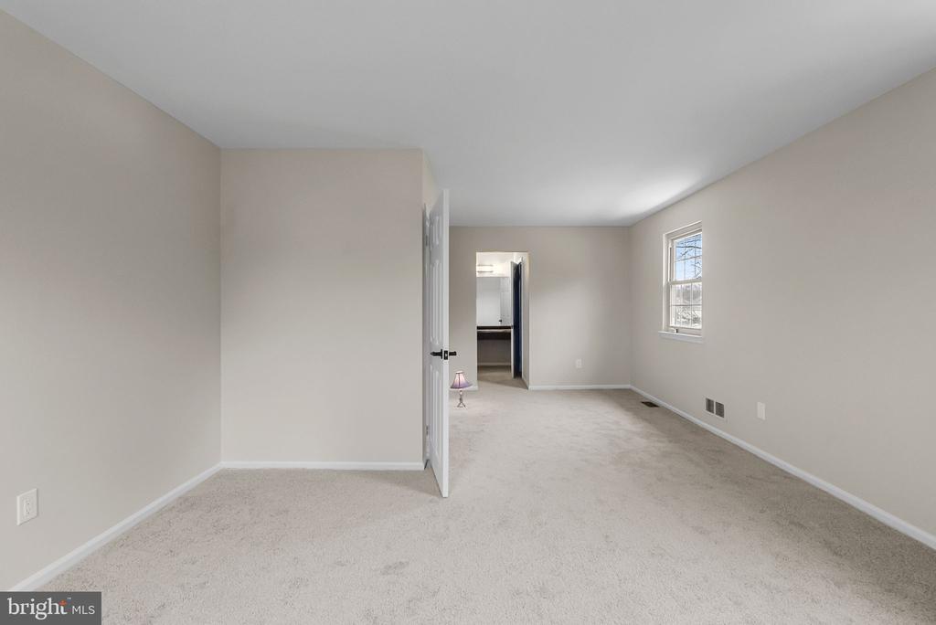 127 HAMPSHIRE DRIVE