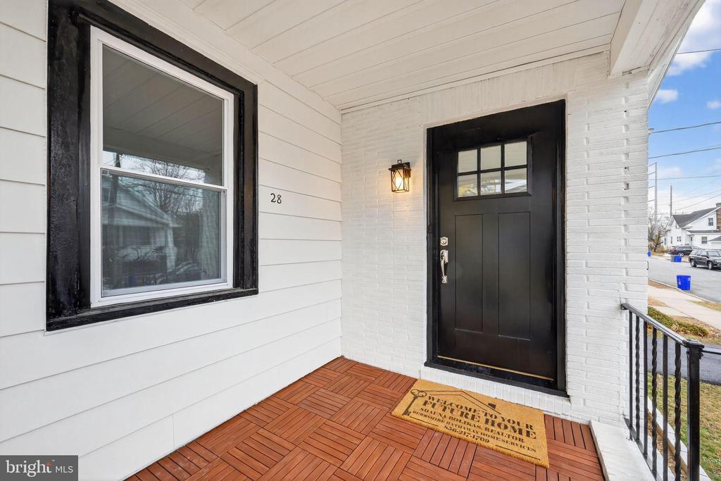28 DUBOIS AVENUE