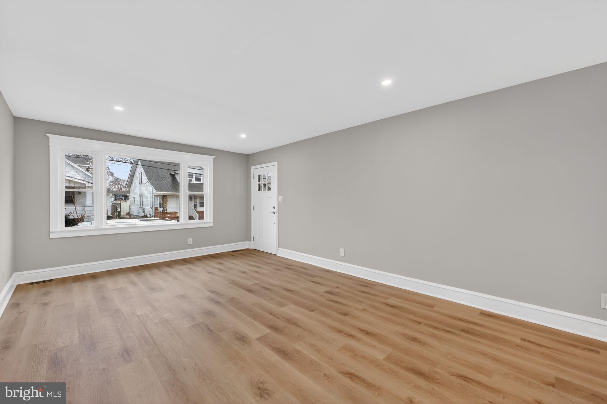 28 DUBOIS AVENUE