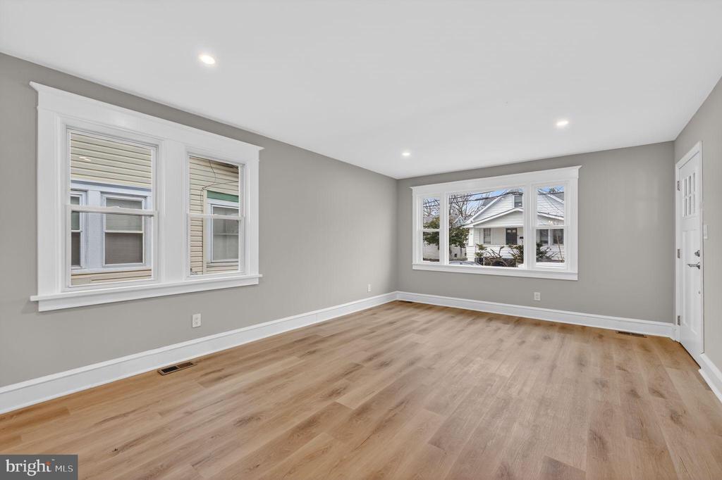 28 DUBOIS AVENUE