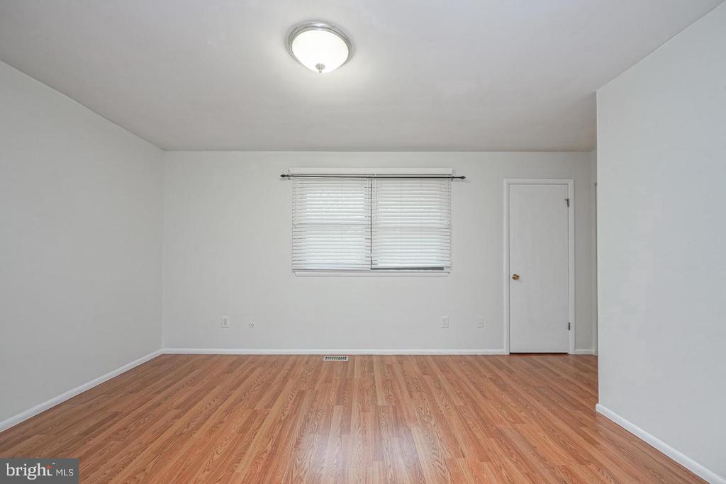 37 ARROWWOOD COURT