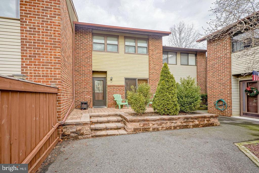 37 ARROWWOOD COURT