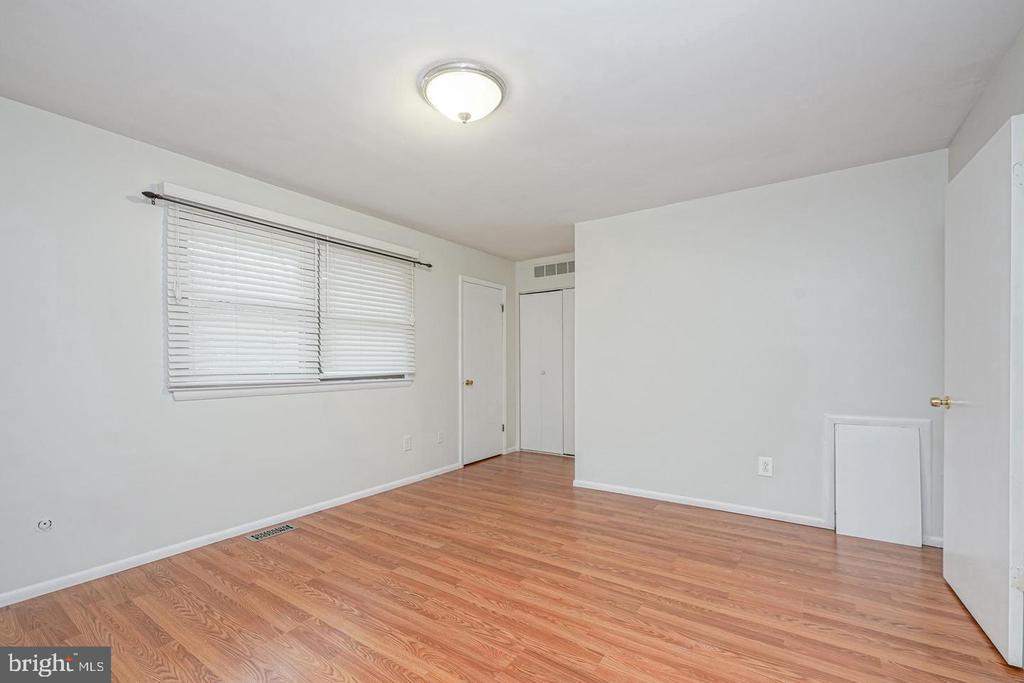 37 ARROWWOOD COURT