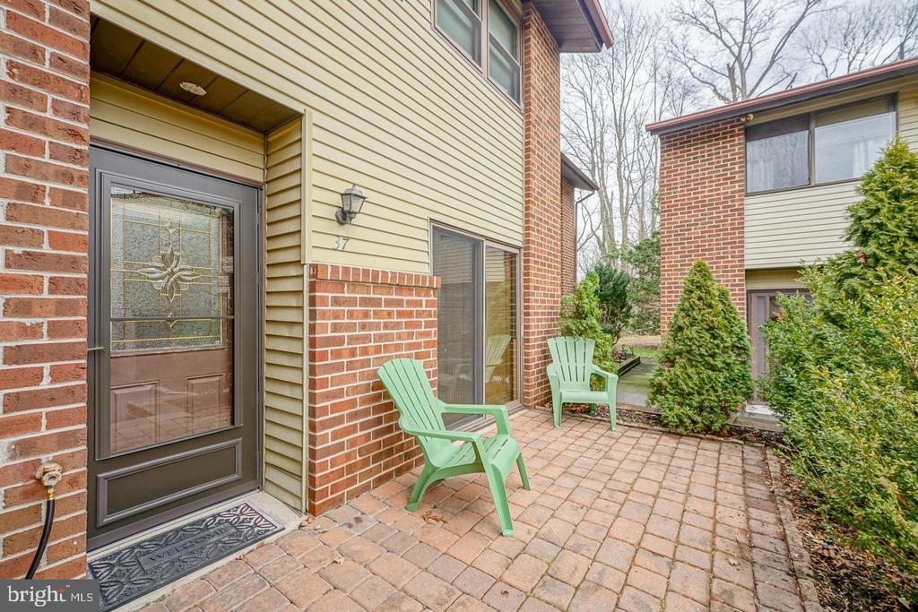37 ARROWWOOD COURT