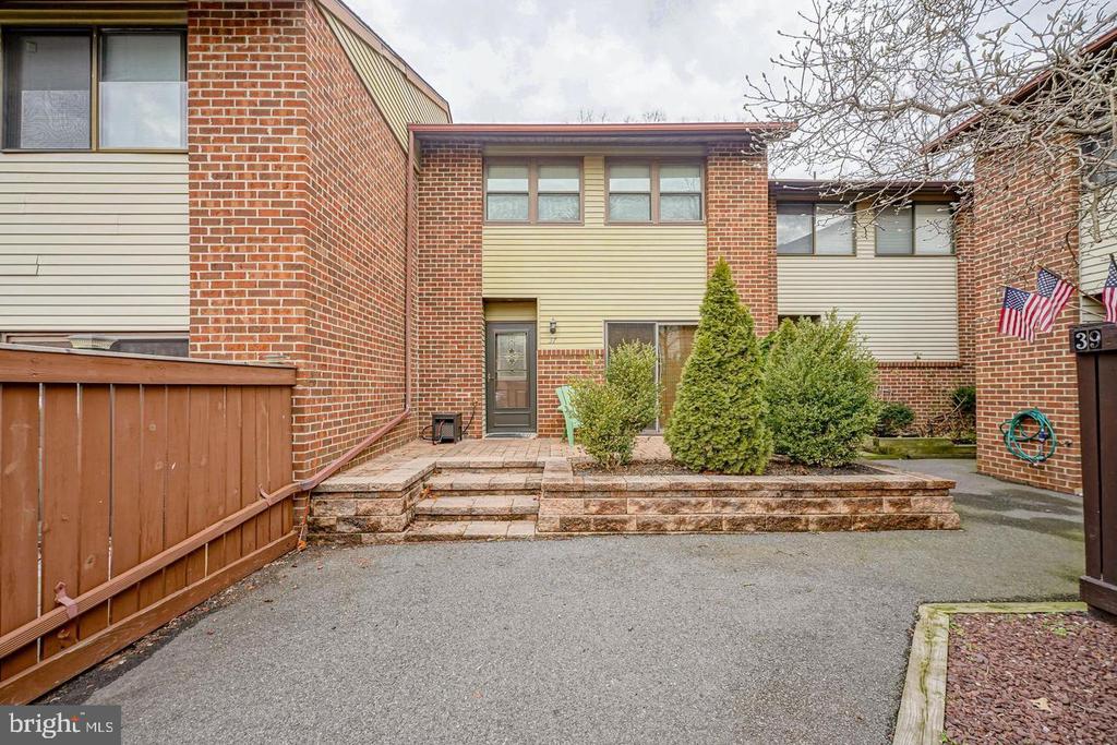 37 ARROWWOOD COURT