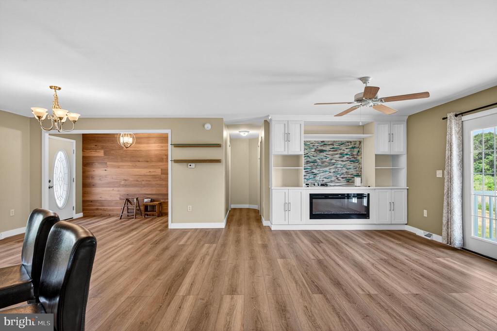 2088 BURLINGTON CIRCLE