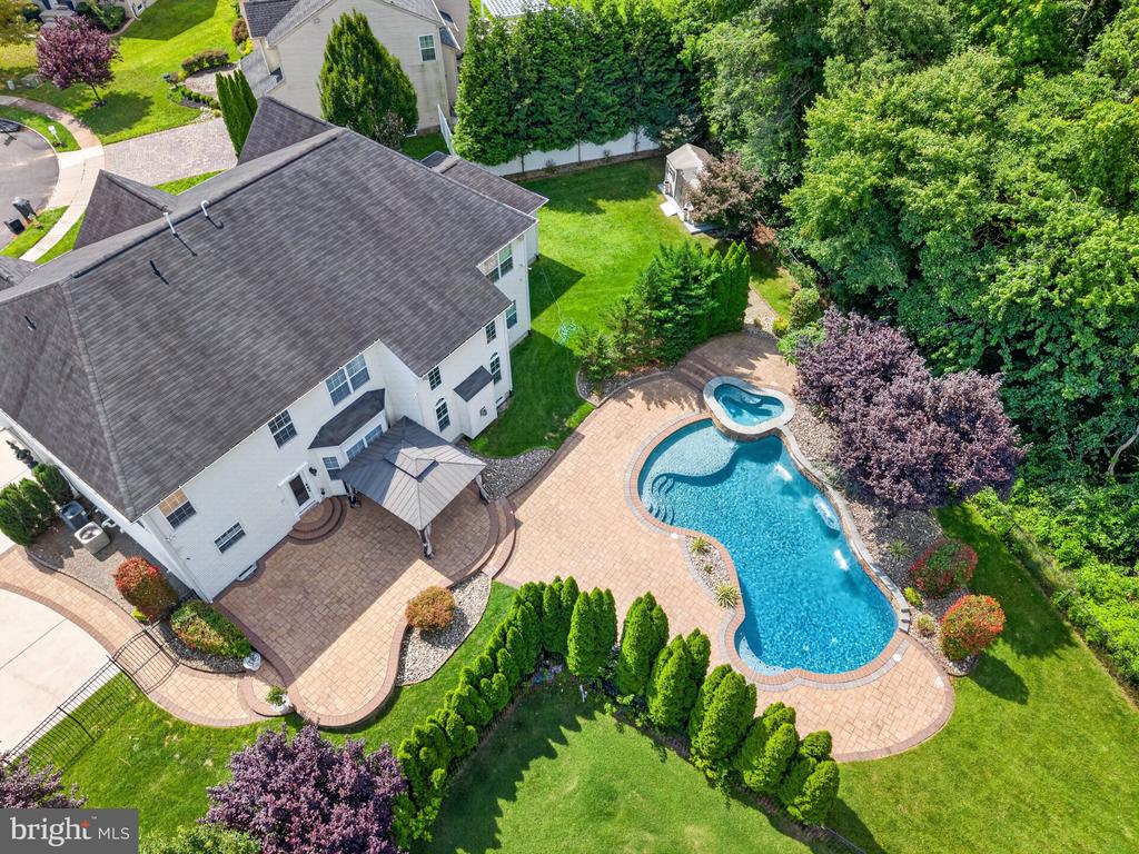 6 ALISON COURT