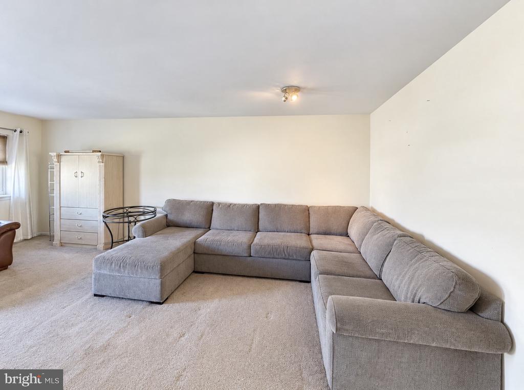 1009 HILLSBORO COURT