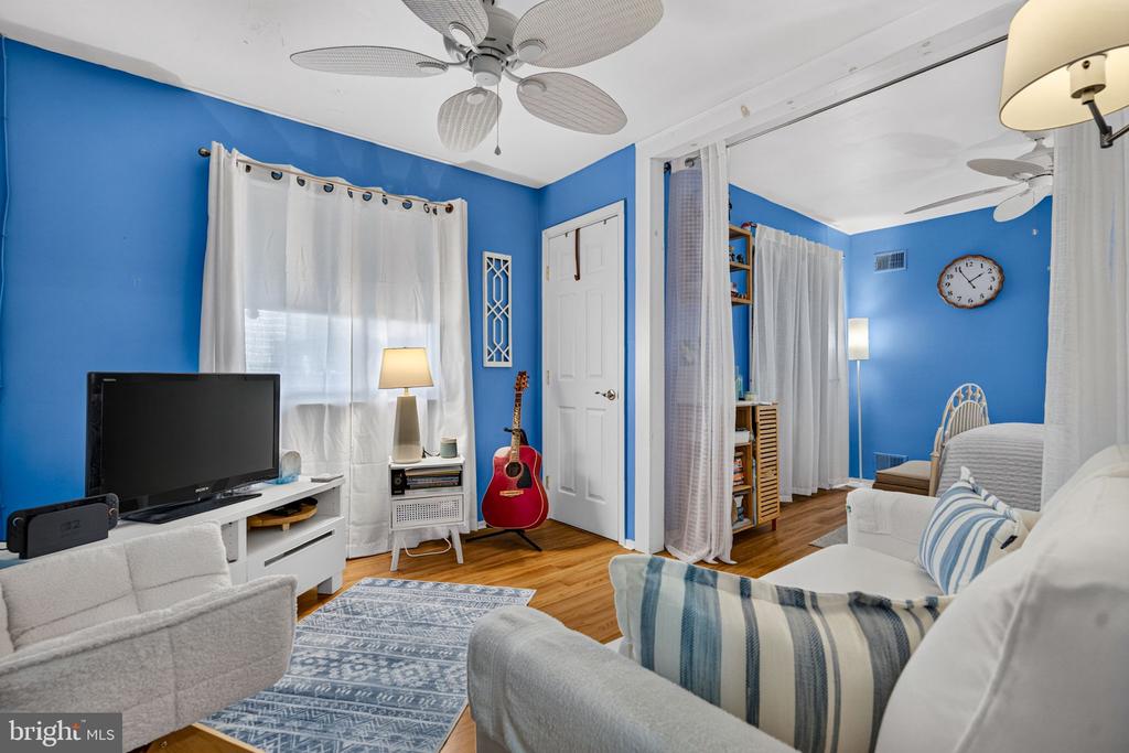 8 CENTAURI AVENUE