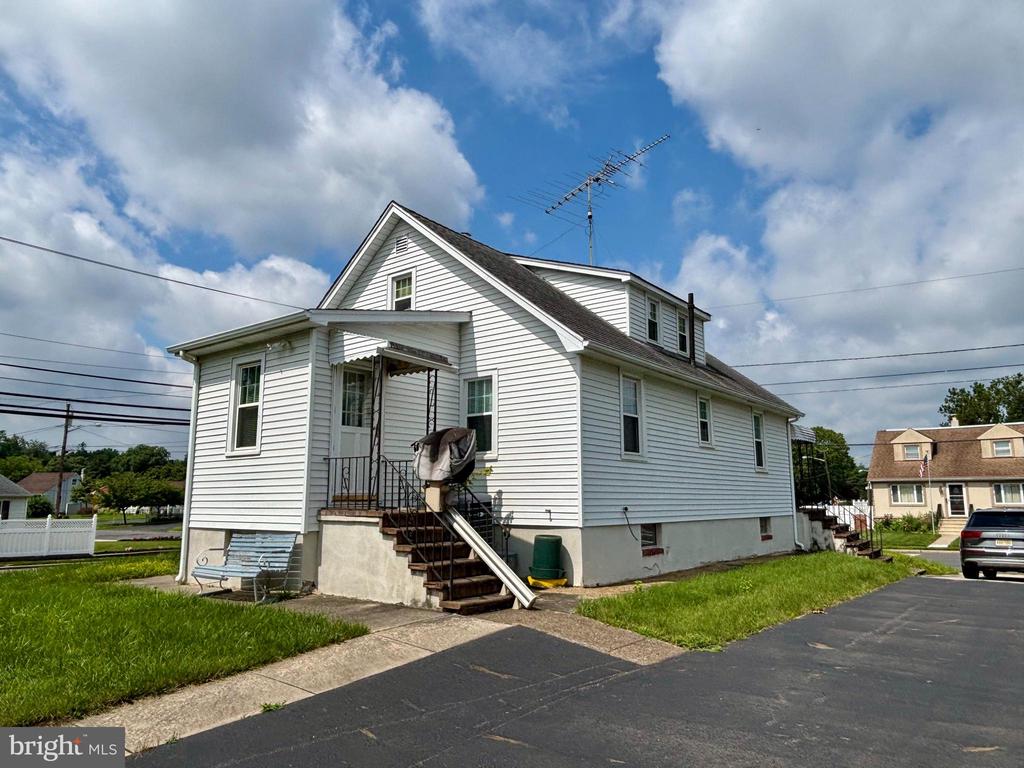 374 SANDALWOOD AVENUE