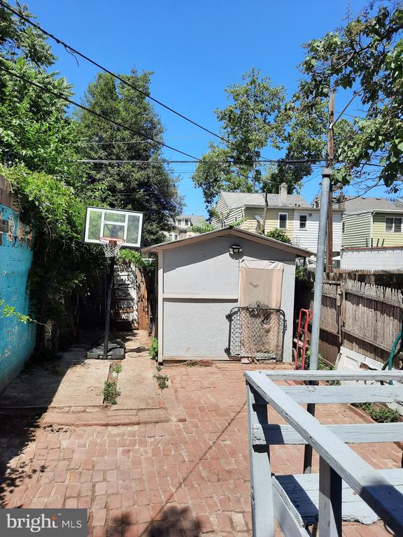506 WOODLAND STREET