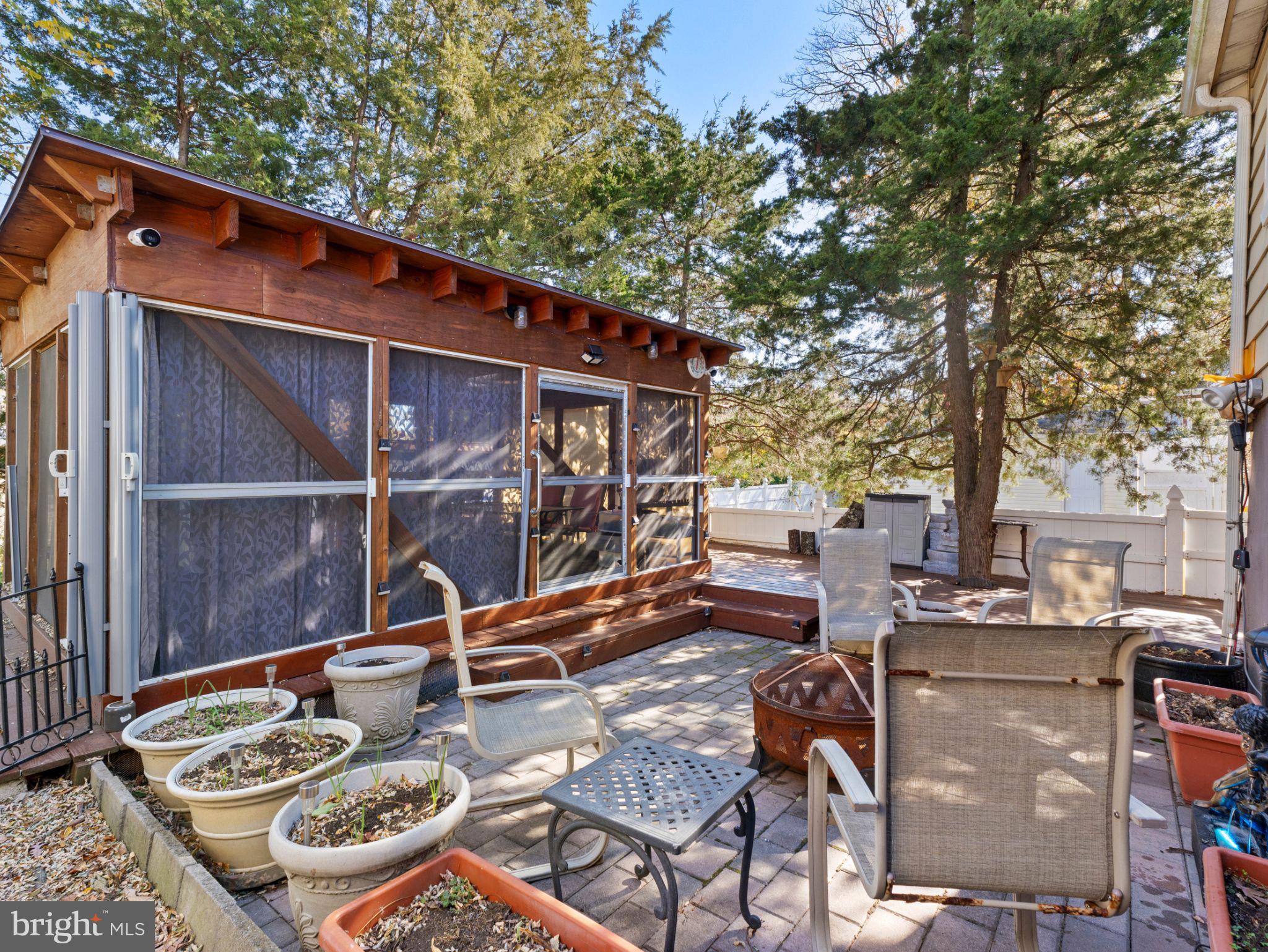 825 Arbordale Dr