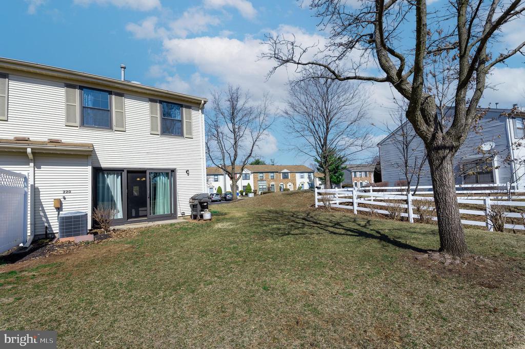 220 Hampshire Ct