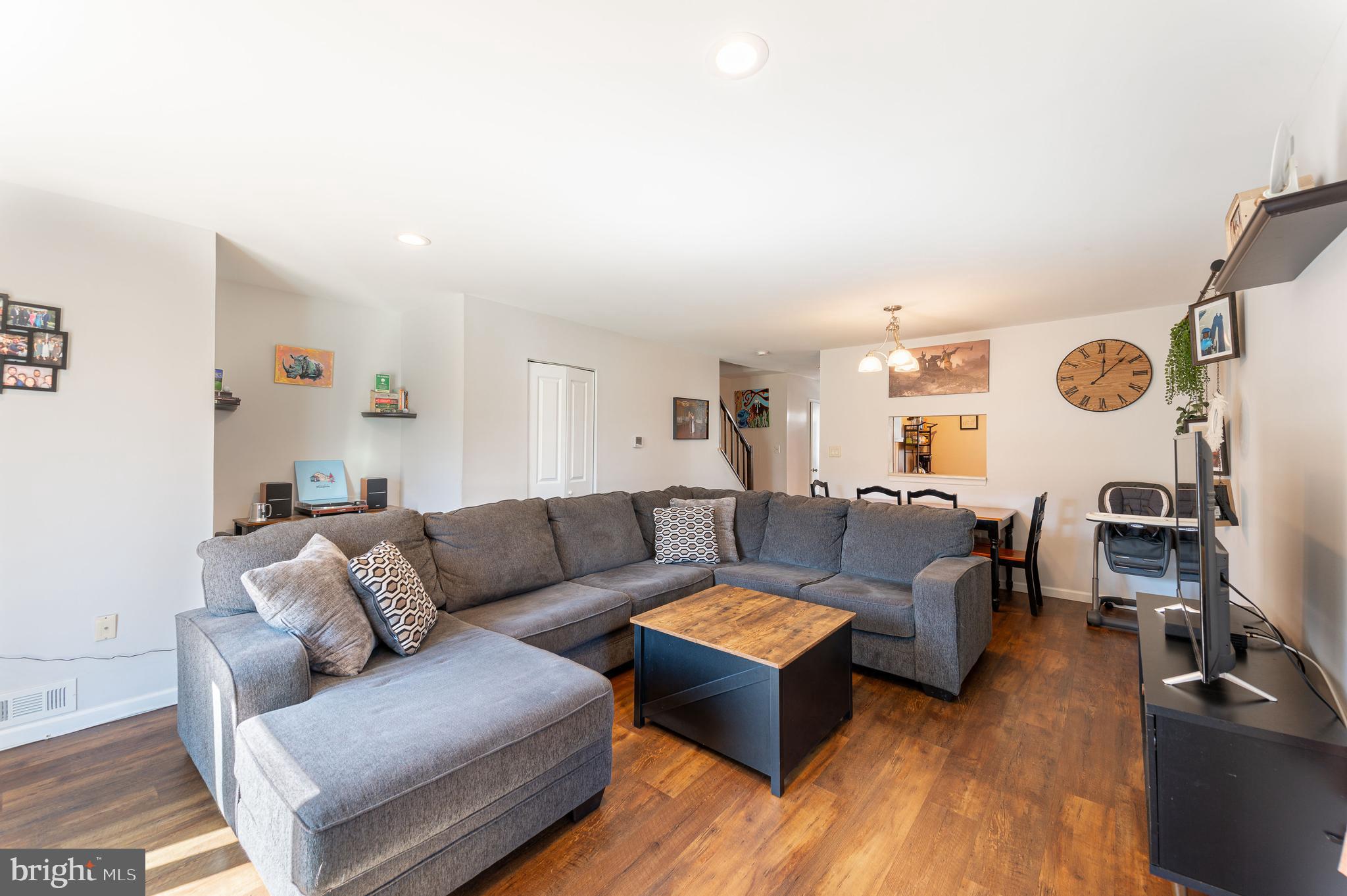 220 Hampshire Ct