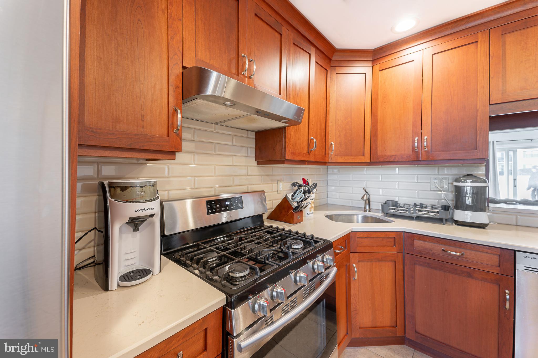 220 Hampshire Ct