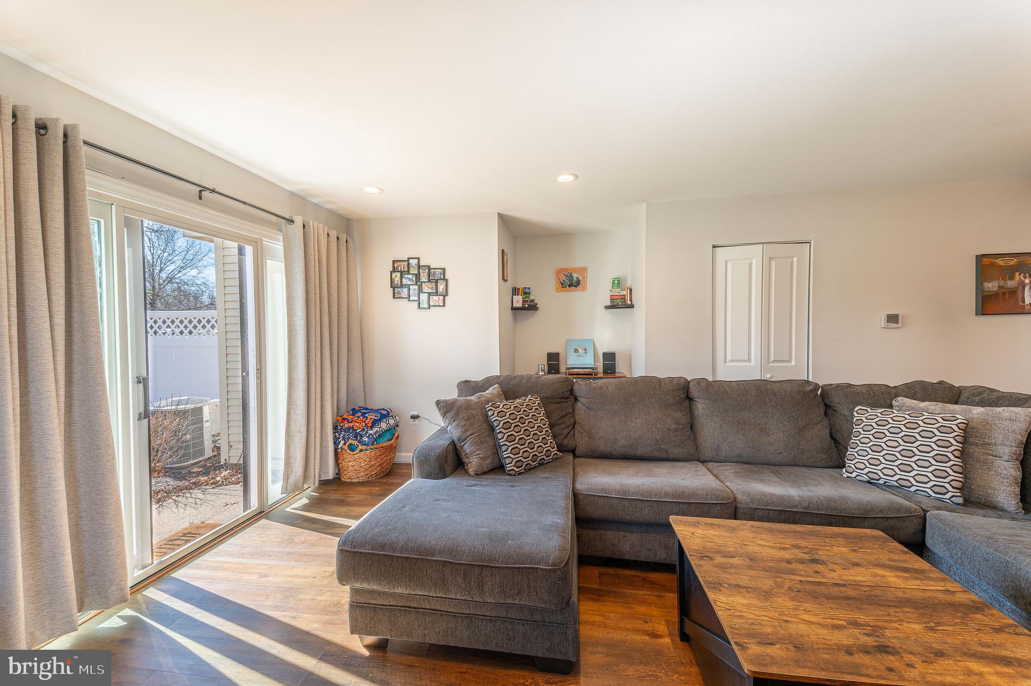 220 Hampshire Ct