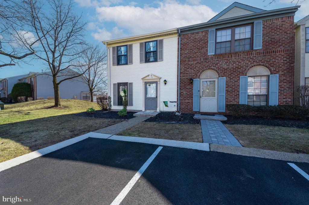220 Hampshire Ct