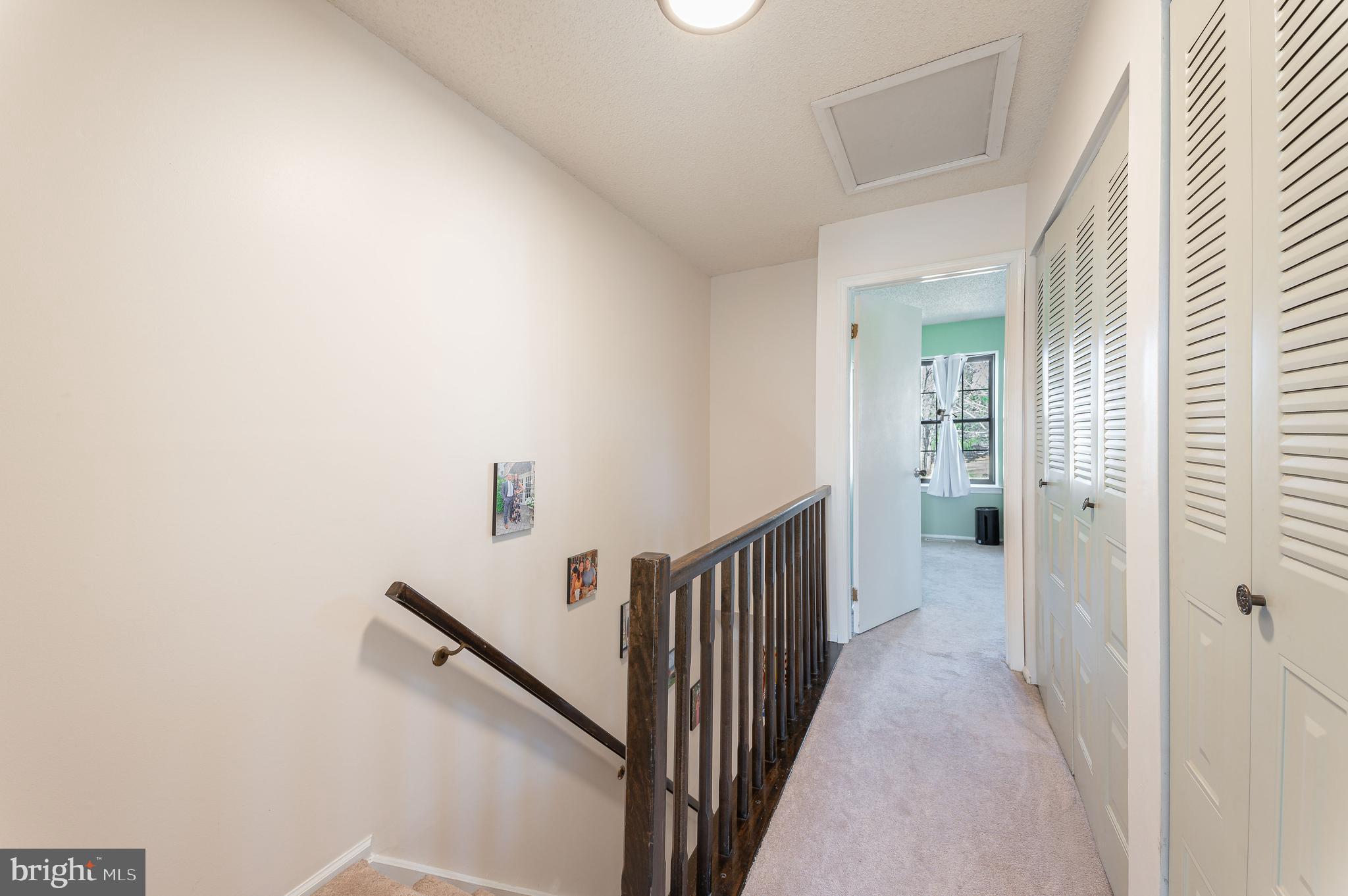 220 Hampshire Ct