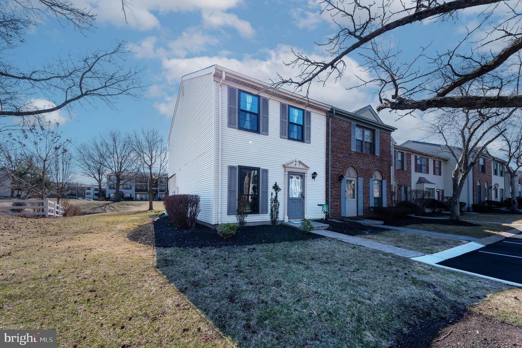 220 Hampshire Ct