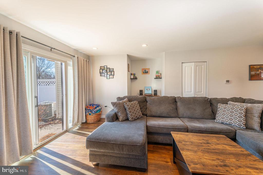 220 Hampshire Ct