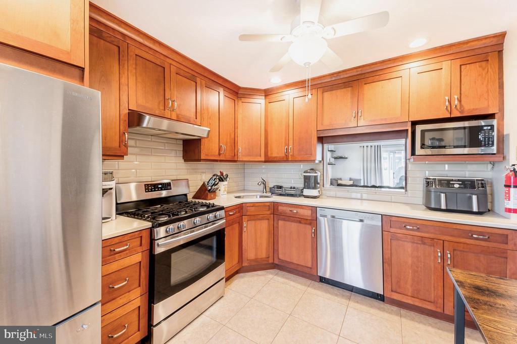 220 Hampshire Ct
