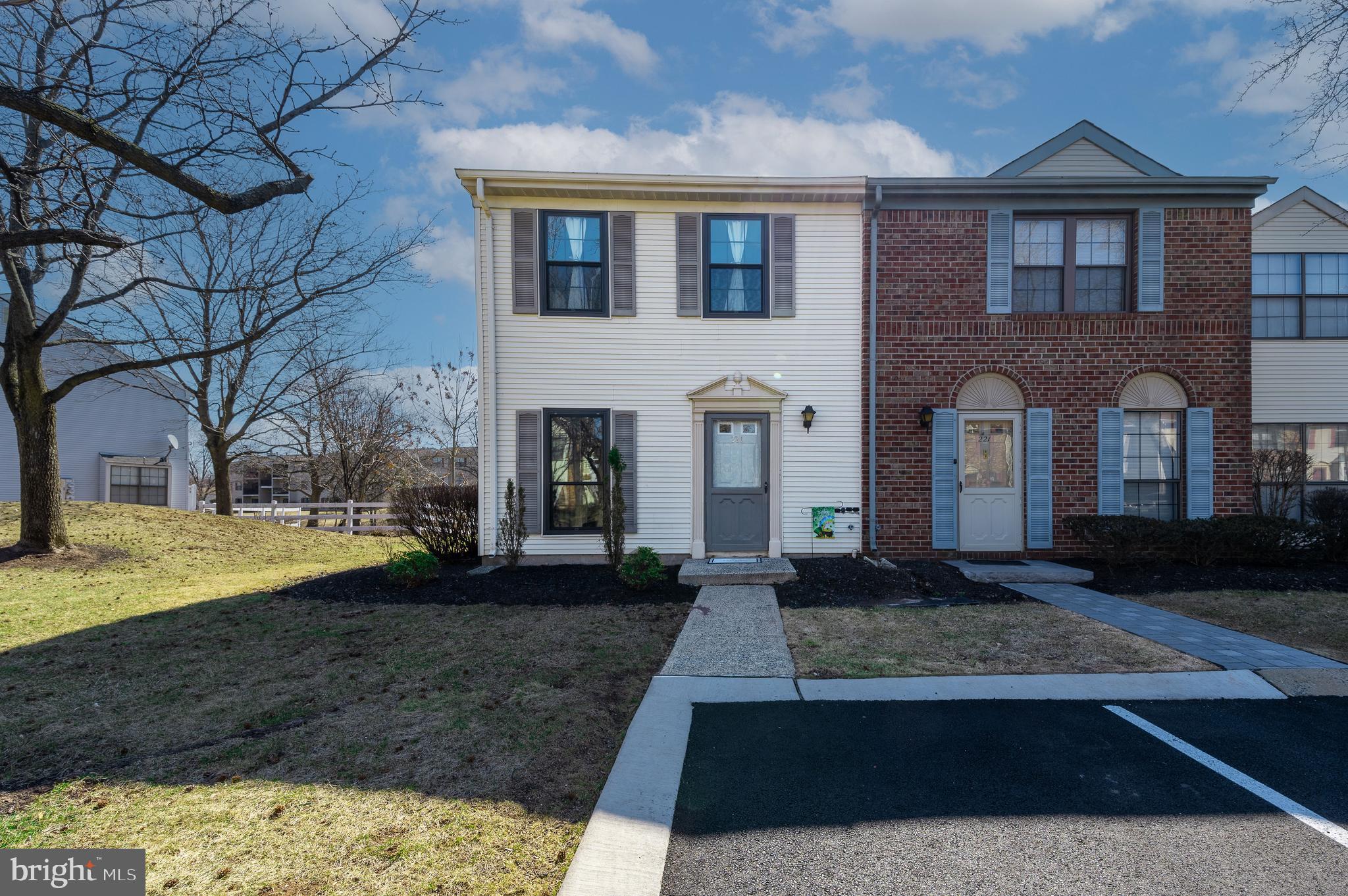 220 Hampshire Ct