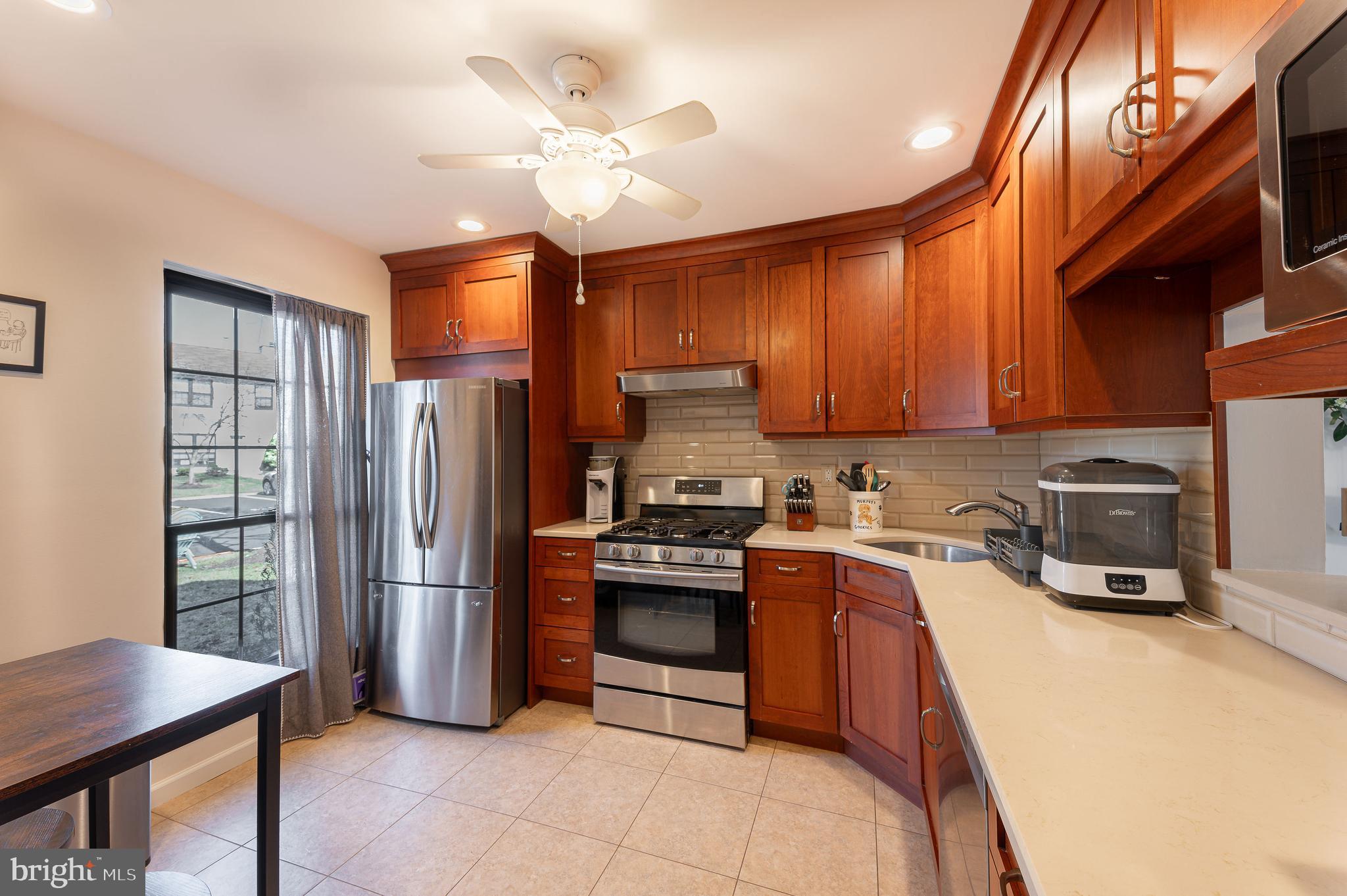 220 Hampshire Ct