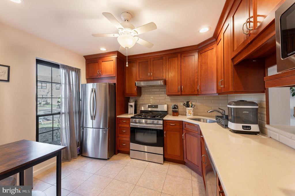 220 Hampshire Ct