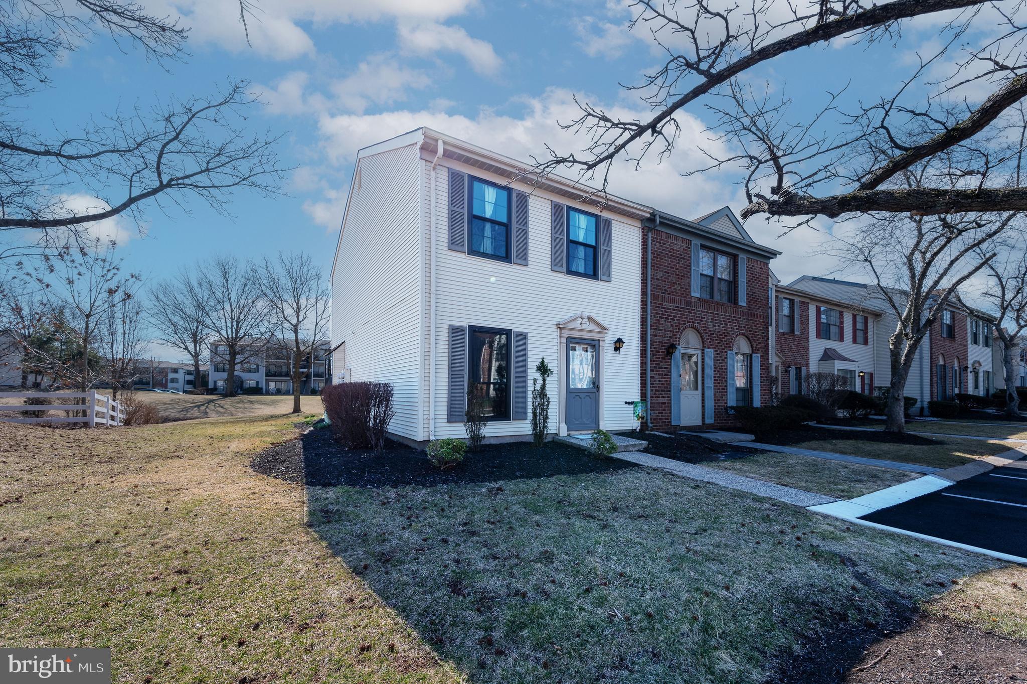 220 Hampshire Ct