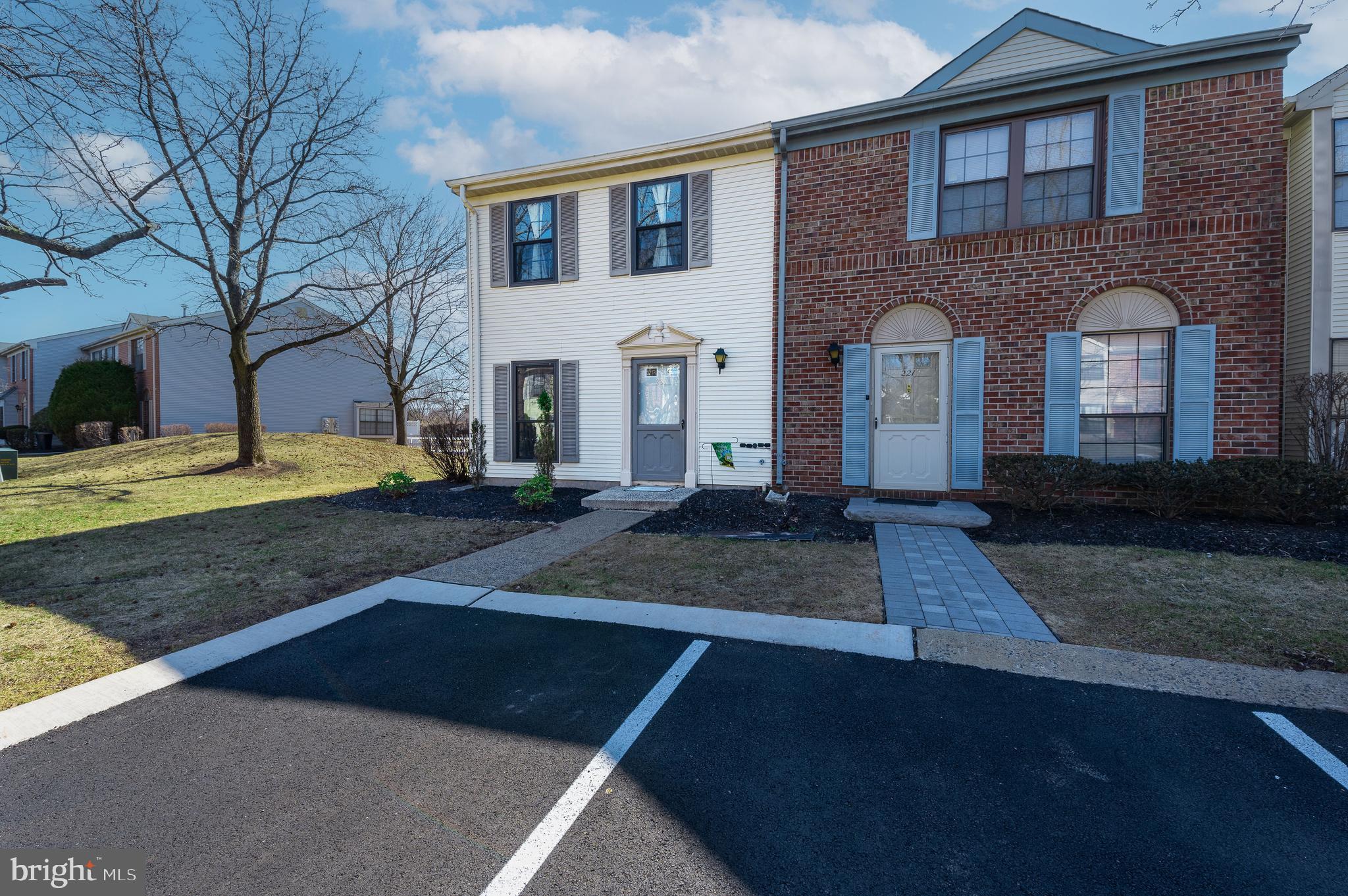 220 Hampshire Ct