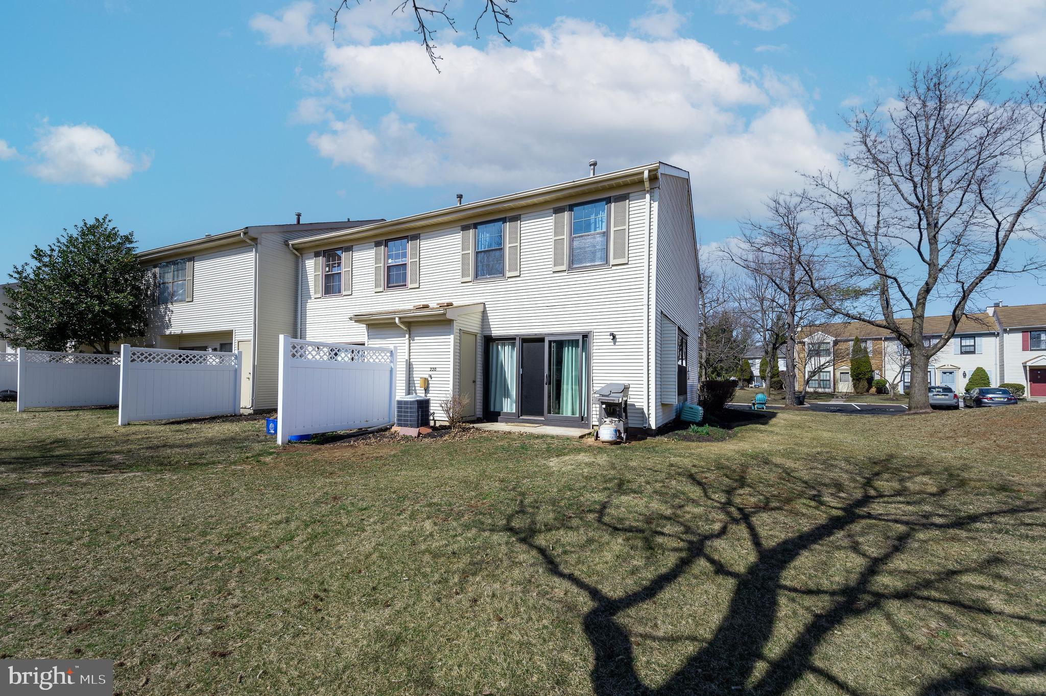 220 Hampshire Ct