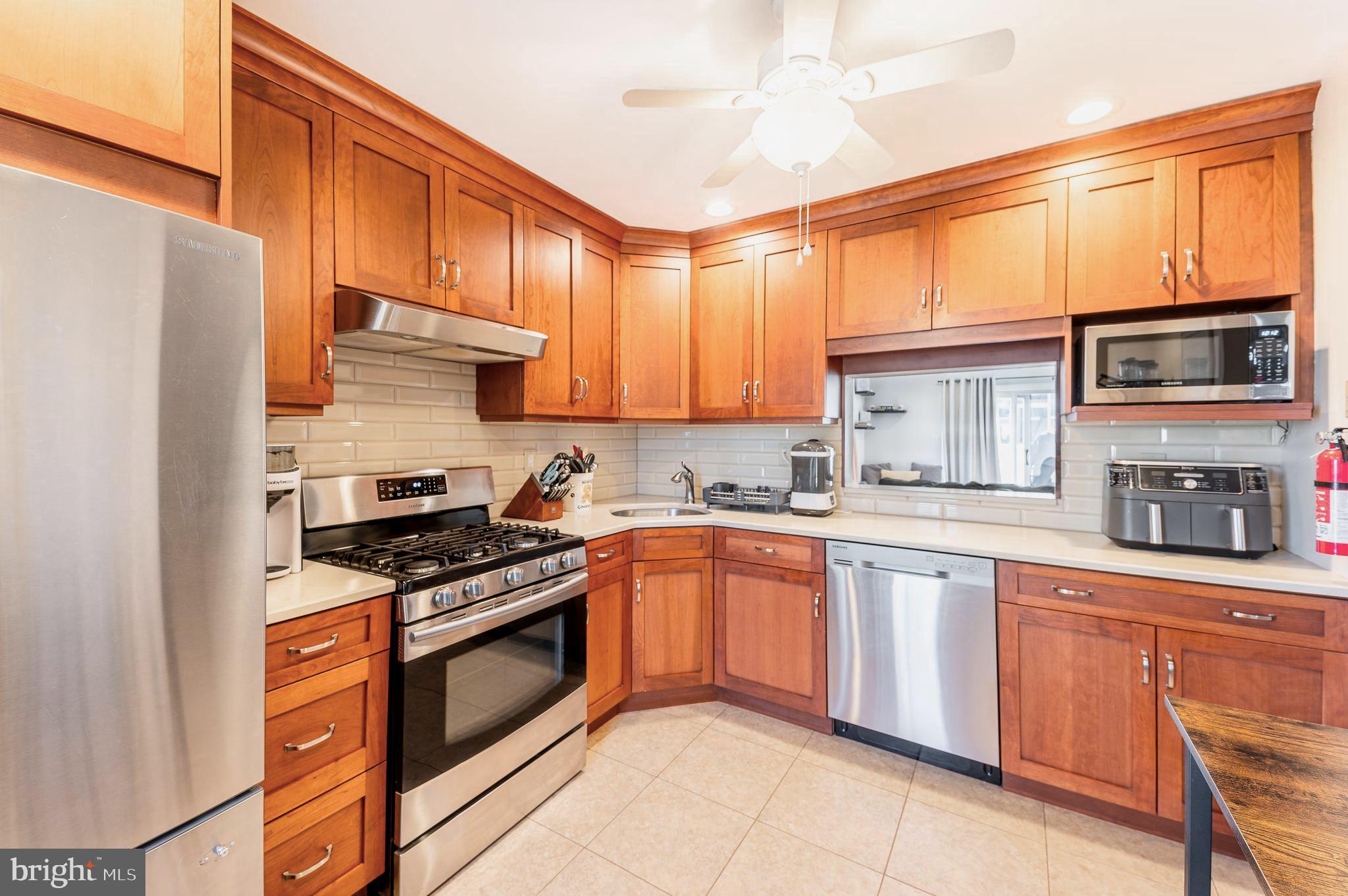 220 Hampshire Ct