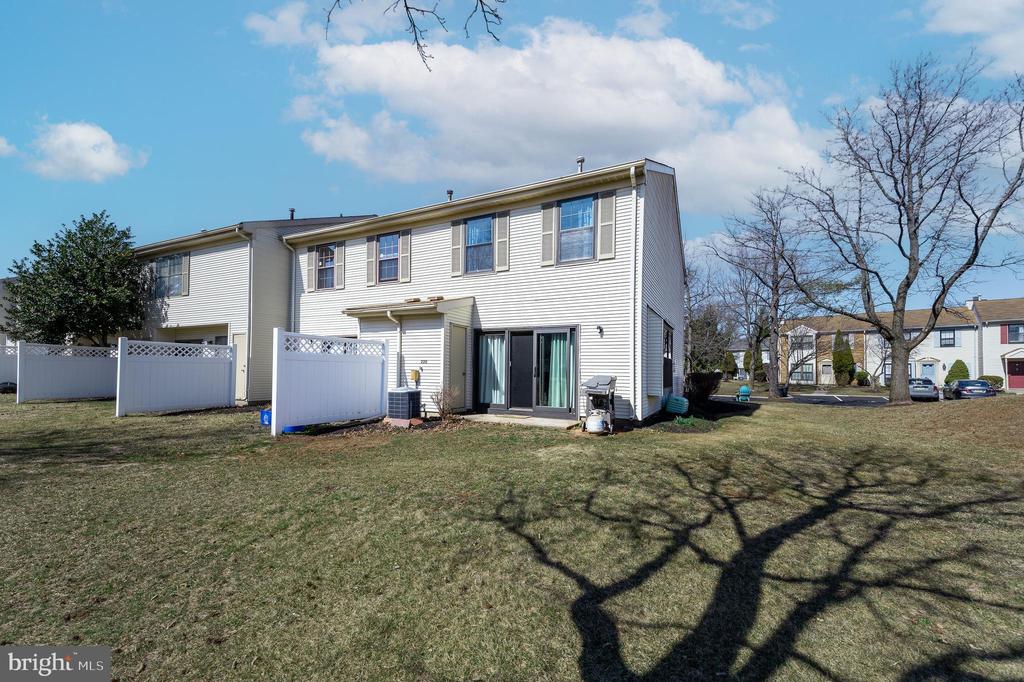220 Hampshire Ct