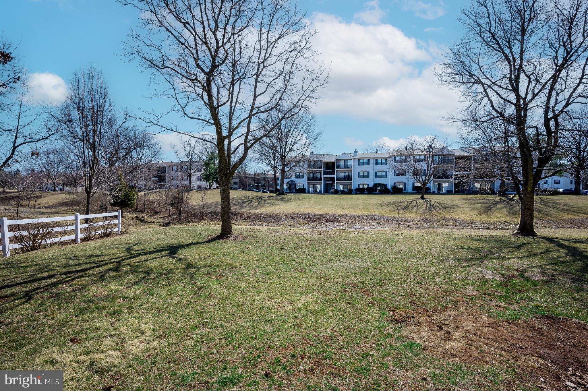 220 Hampshire Ct