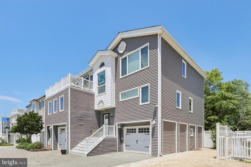 103 W Jeanette Ave