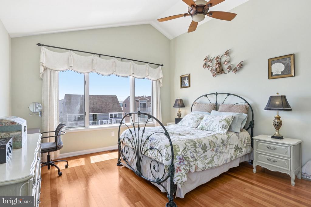 103 W Jeanette Ave