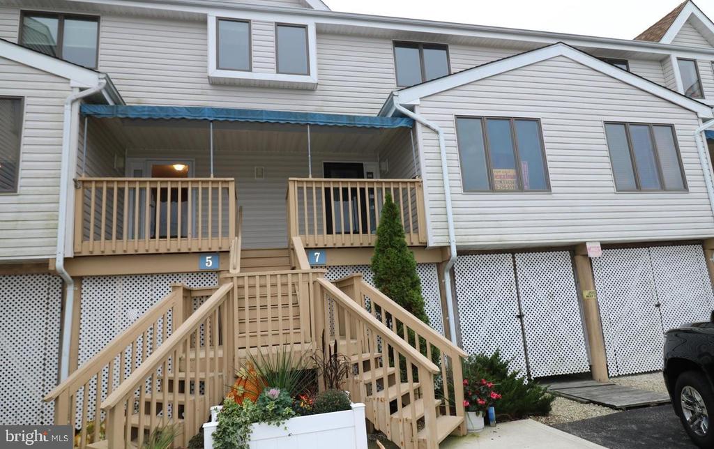 7 W PLAYHOUSE DRIVE