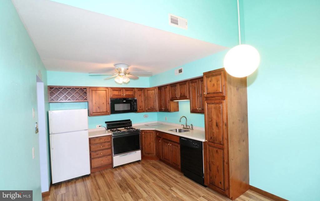 7 W PLAYHOUSE DRIVE
