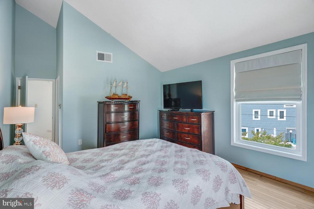 1100-A- LONG BEACH BOULEVARD Unit: EMILIE LANE