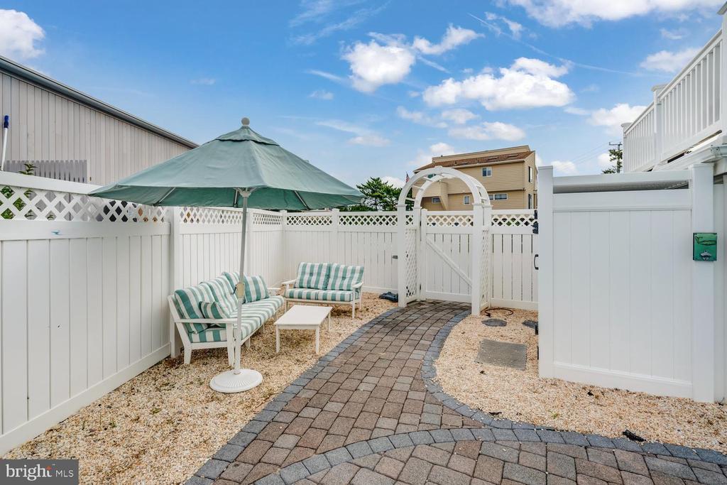 1100-A- LONG BEACH BOULEVARD Unit: EMILIE LANE