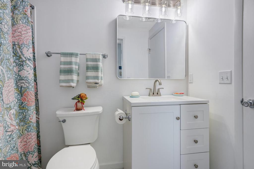 1100-A- LONG BEACH BOULEVARD Unit: EMILIE LANE