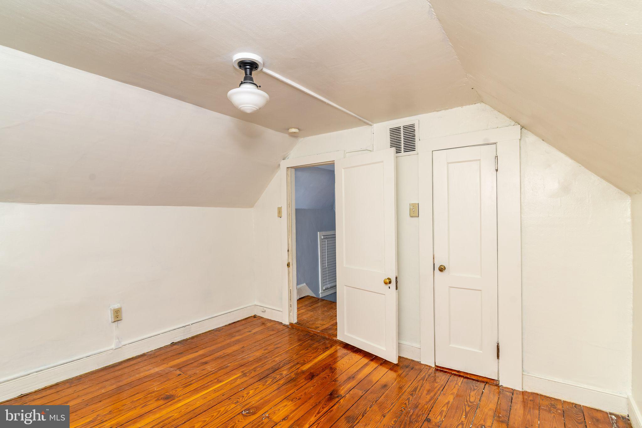 33 E Millbrooke AVENUE
