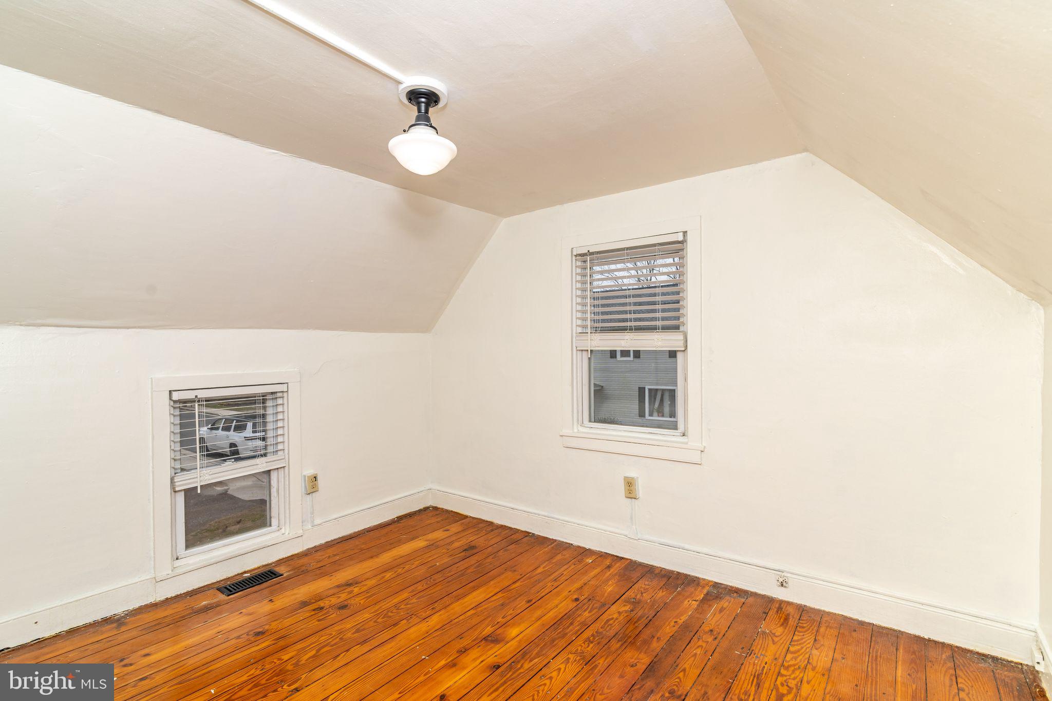 33 E Millbrooke AVENUE
