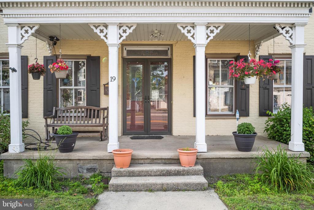 19 WEST AVENUE