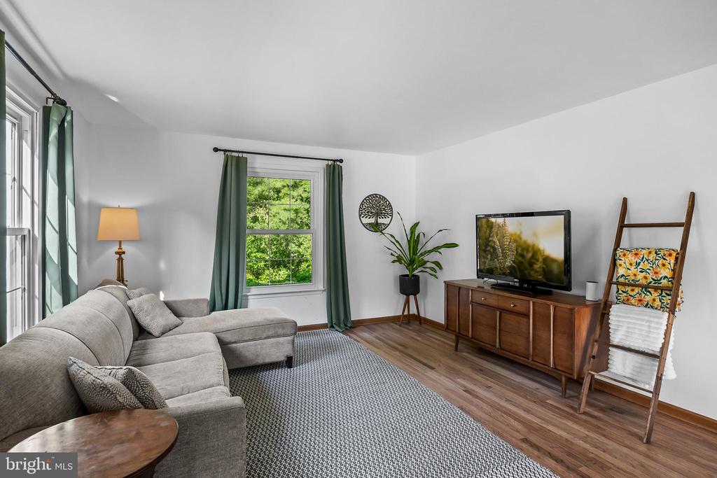 5 BUTTONWOOD DRIVE