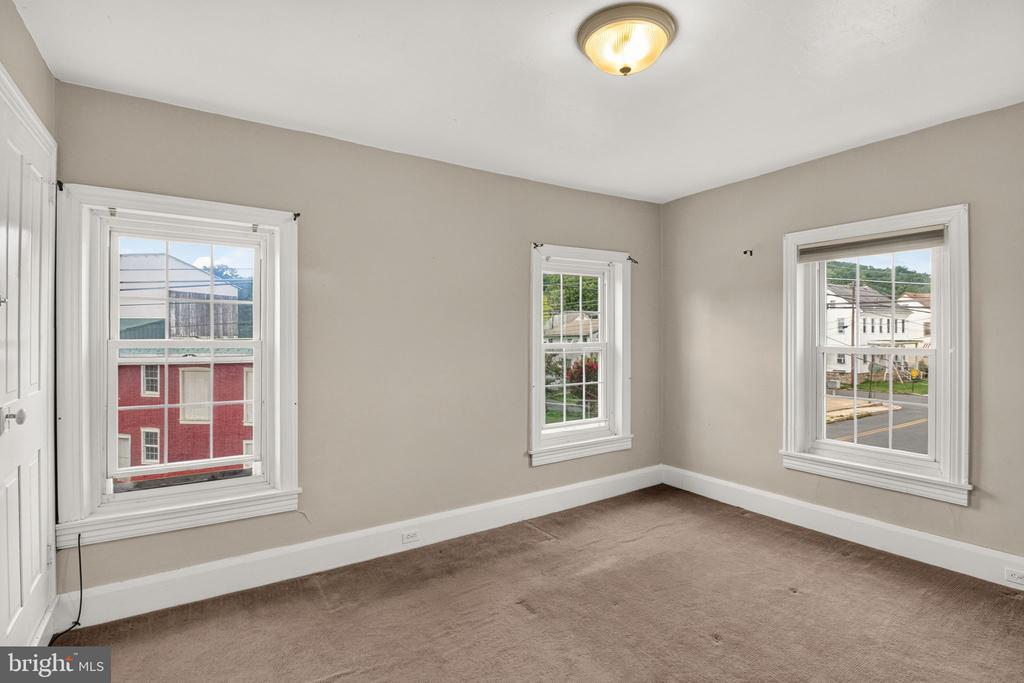 125 E CHESTNUT STREET