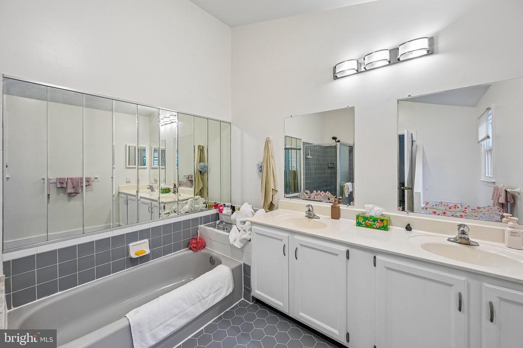 1564 APPLEWOOD CIRCLE